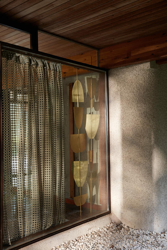 Curtains in Hamac | Brass shutters by Georges © Gaëlle Le Boulicaut