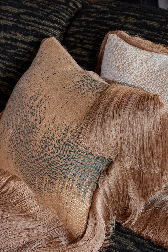 Cushions with fringes in Caravane | Sofa “Victoria Modular” in Canyon by Popus Editions © Gaëlle Le Boulicaut